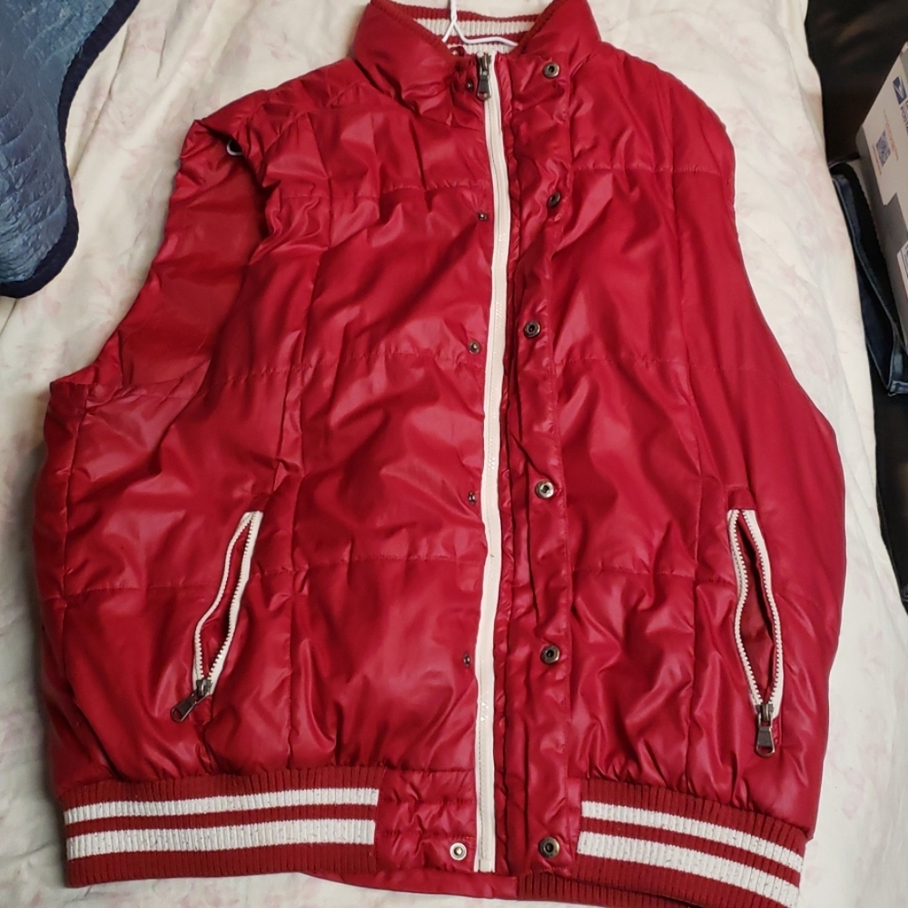 Mens XXL izod red and white vest (used)